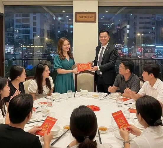 Đi họp lớp gặp lại lớp trưởng từng thích tôi, anh ta bao cả quán, mừng mỗi người 1 triệu, riêng tôi nhận phong bao kỳ lạ