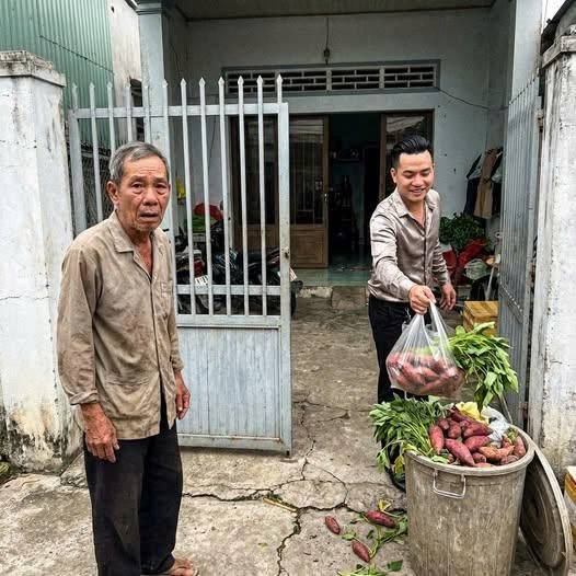 Vứt quà quê của bố vợ vào thùng rác, con rể nhận tin s;ét đá;nh giữa đường