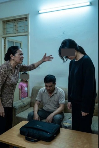 Tăng ca về muộn bị mẹ chồng t/át liền hai cái quát thẳng: “Đi với thằng nào giờ này mới về?”, tôi không cãi, chỉ làm một việc khiến cả nhà im phăng phắc …..