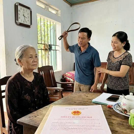 É//p mẹ già ký giấy sang tên đất, vợ chồng con trai bẽ bàng chỉ sau 10 phút vì…