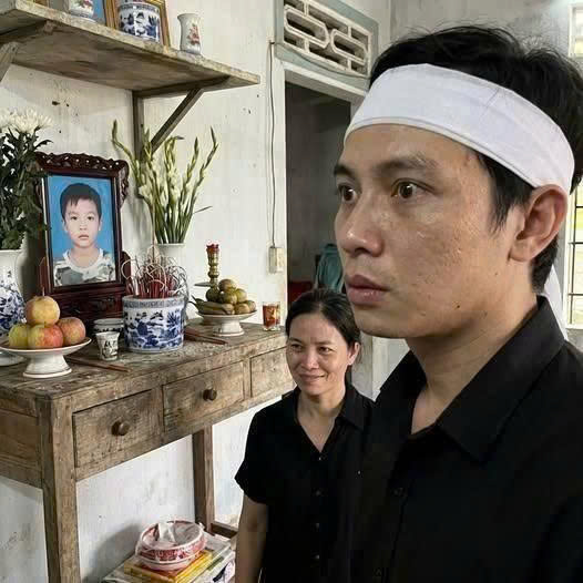 Sau 3 năm lyhôn chồng quay về thăm vợ c ũ và con trai thì s:ố:c điếng khi thấy