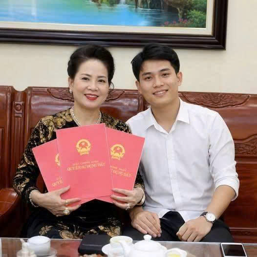 Tôi vừa tròn 20, cao 1m8 quyết cưới vợ 60 dù cả họ phản đối, đêm tânhôn vợ đặt vào tay tôi 3 quyển sổ đỏ cùng với chìa khóa chiếc xe xe porsche 6 tỷ, nhưng lúc vừa v/é/n á/o cô ấy lên thì…