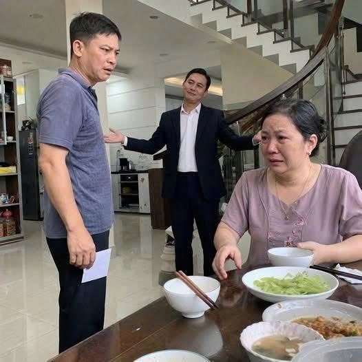 Biết bố dượng có 10 tỷ tiết kiệm, mẹ xin cho tôi 1 khoản rồi sữ;ng sờ với câu trả lời của ông