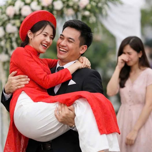Cuối cùng thì cũng bỏ được cô vợ ngh;;èo rớt mùng tơi để đường đường chính chín h cưới con gái giám đốc làm vợ,