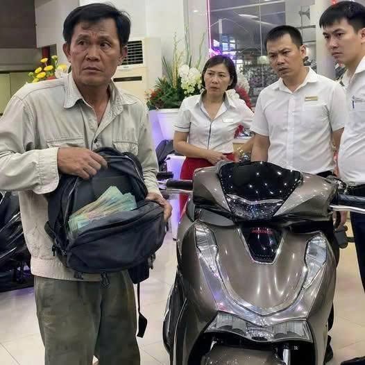 Thấy người đàn ông ngh.èo mang theo một balo tiền mặt đi mua xe máy đắt tiền, nhân viên cửa hàng thấy nghi ngờ nên lập tức gọi ..