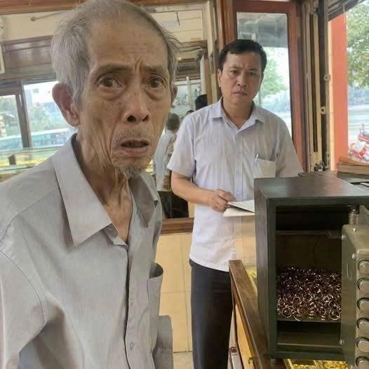 Bí ẩn 70 tuổi bán nhẫn cưới liên tục, chủ tiệm phát hiện giây phút k;inh hoà;;ng…