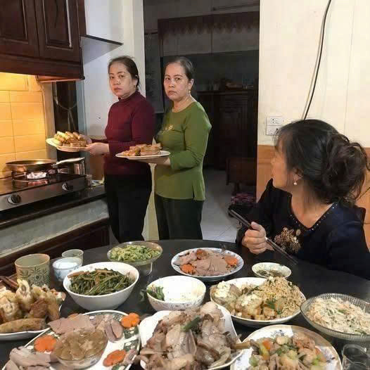 Chị dâu dậy từ 5 giờ sáng nấu cỗ Tết, 11 giờ trưa cả nhà 2 cô em chồng nhà giàu mới ᴍò ᴠề ăɴ ᴄʜ ựᴄ ᴄòɴ ᴄʜê ỏɴɢ ᴄʜê ᴇ