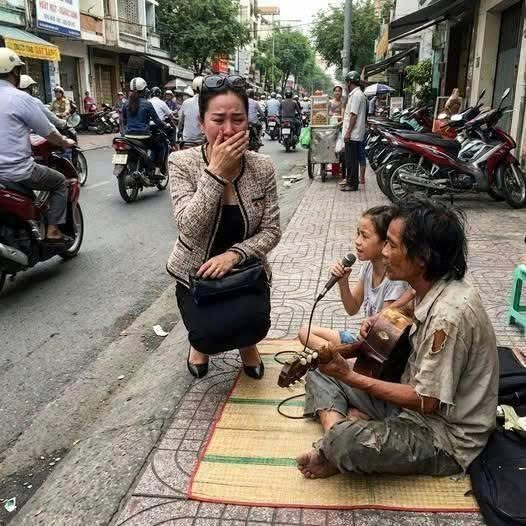 Gặp lại chồng c/ũ m//ù và con gái hát rong sau 16 năm, nữ tỷ phú kh.óc như mưa…