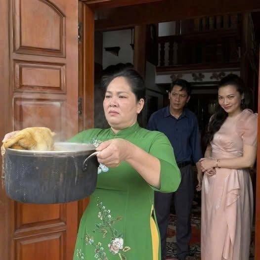 Bà vợ tung hồ;n, chồng é.p con đi nhường phòng cho “cô gái rẻ tiền”… Cáikết khiến người xem sữ’;ng s;ờ