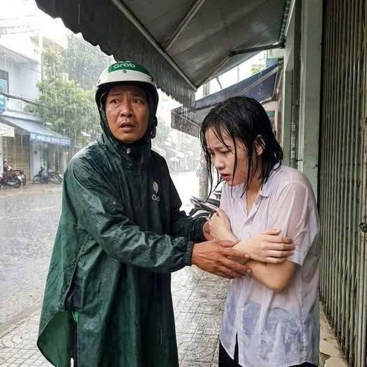 Anh xe ôm bất ngờ cho cô gái ư//ớt sũ//ng đi nhờ, nào ngờ chính hành động đó đã thay đổi đời anh mãi mãi…