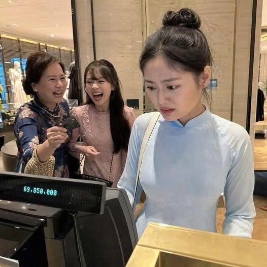 Biết tôi vừa được thưởng Tết 100 triệu mẹ chồng và em chồng liền đi mua sắm hết 70 triệu và thản nhiên gọi cho tôi đến trả tiền