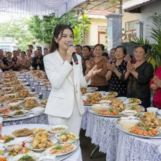 Là gái Miền Tây nên khi cả họ biết tôi chuẩn bị lấy chồng ngoài Bắc thì phản đối k-ịch liệ;/t vì gi;a trư;ởng lại còn tiết kiệm,