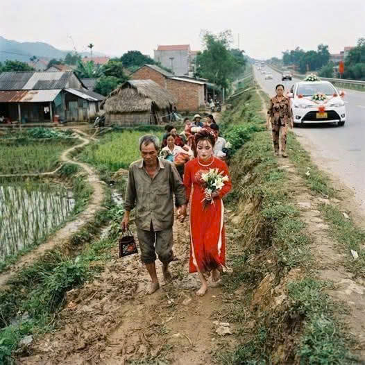 Chê nhà gái ngh/èo nằm tận cuối con đê, mẹ chồng tương lai b.ắt cô dâu cùng cha đi bộ ra tận quốc lộ để lên xe hoa.