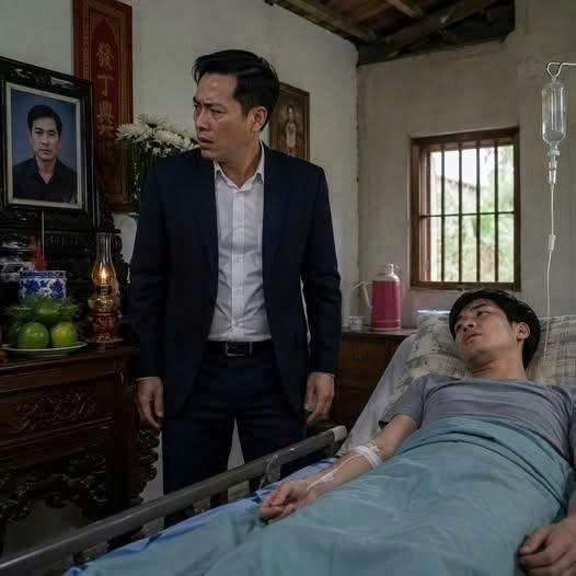 Chủ tịch đến thăm nhà nhân viên bị ố.m. Nào ngờ vừa bước vào cửa, nhìn thấy tấm ảnh trên bàn th.ờ, ông sữ;ng người, c//hết lặng vì không dám tin vào mắt mình…