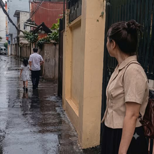Người cha đón con gái từ nhà trẻ, trực giác mách bảo cô giáo đi theo. Rồi cô giáo ph;át hi;ện sự thật ng-ỡ ng-àng