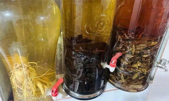 Độ;c tính che;t người giấu trong những bình rư;ợu tự ngâm