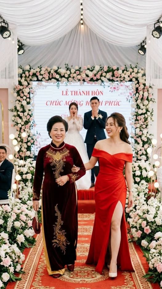 Mẹ chồng cũ cùng cô b:-ồ của chồng cũ diện một cây đồ hiệu, đi xe sang đến dự đám cưới của tôi với chồng mới dù tôi không mời