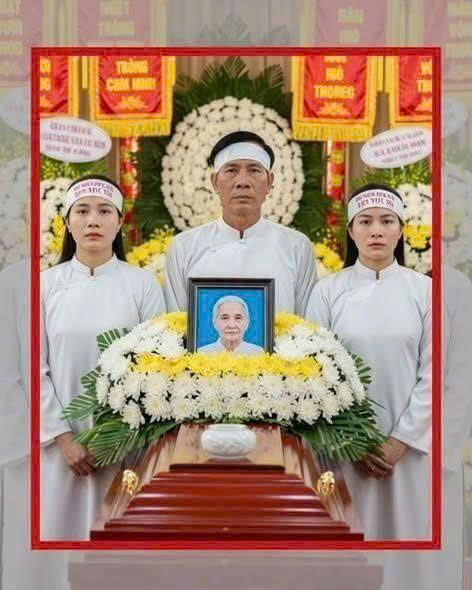 Đám ta/ng mẹ vừa xong, nhà cửa còn nồng mùi khói nhang, anh cả giàu có đã gọi chúng tôi vào “họp gia đình” để tuyên bố về số tiền phúng điếu..