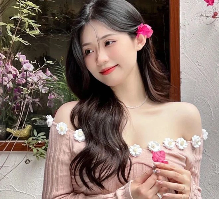 Chị gái vắng nhà, anh rể đang ố::m bất ngờ gọi tôi vào phòng riê.ng nhờ một việc khiế.n tôi chỉ muốn chạy đi ngay lập tức